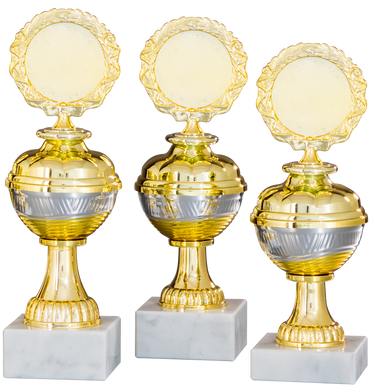 Drei elegante Trophäen der Pokale Troisdorf 3-er Pokalserie 208 mm – 228 mm PK758580-3-E50 mit runden Spitzen, ausgestellt auf weißen Marmorsockeln.